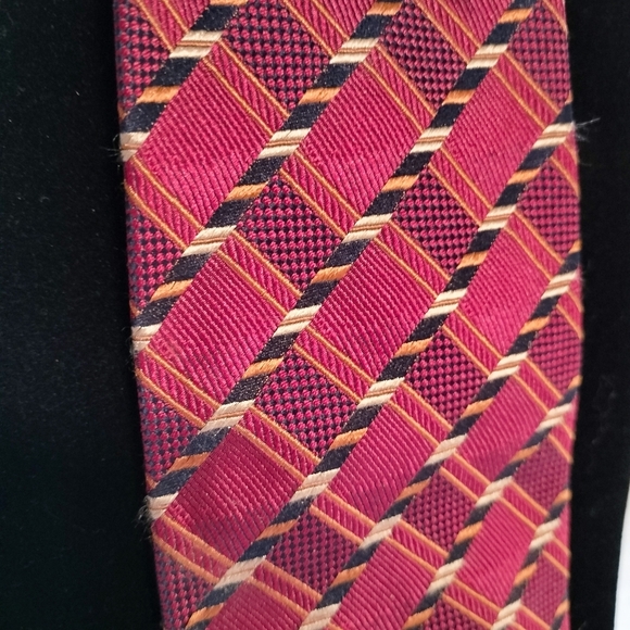 Jos. A. Bank Red Striped Geometric Men's Tie Necktie Imported Silk Textured..T - Picture 4 of 10